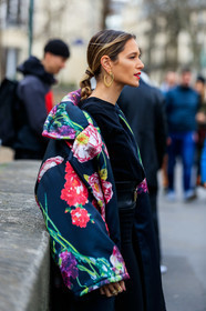 helena bordon, golden earrings, big earrings, hoop earrings, black coat, black blouse, black pants, floral printed coat, multicolor coat, elie saab coat, fashion week, frenchystyle, FW, jonathan paciullo, street style, PFW, PARIS, vertical, atmosphere details, detail