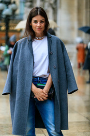julia restoin roitfeld, julia restoin roitfield, grey coat, white t-shirt, blue jeans, black leather clutch, silvered necklace, big chain necklace, stella mccartney bag, fashion week, frenchystyle, FW, jonathan paciullo, street style, PFW, PARIS, vertical, atmosphere details, detail