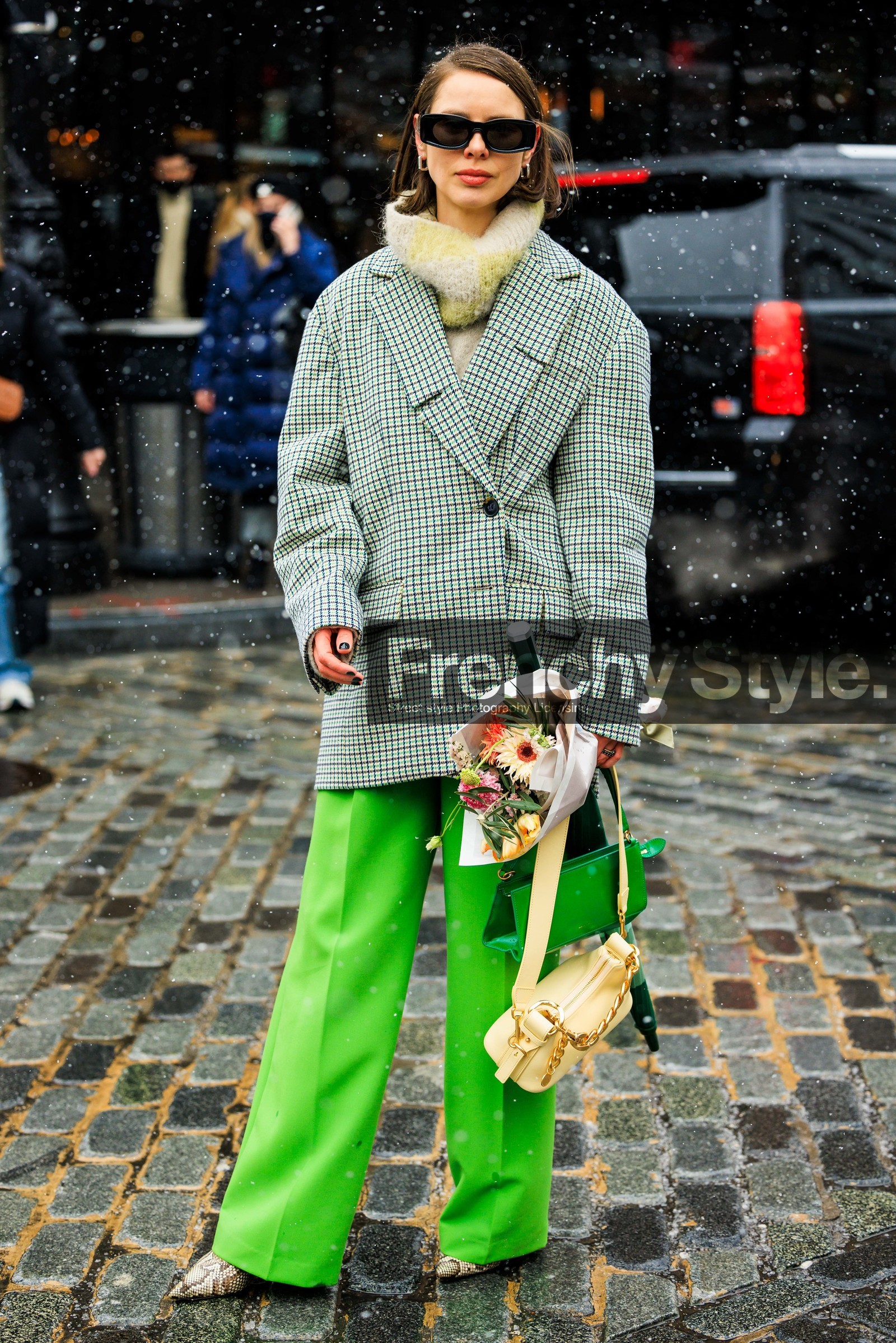 fluflfly turtleneck, yellow grey turlteneck, knitted turtleneck, green pants, flowers, fashion props, plaid multicolor blazer, tweed blazer, dark sunglasses, snake print boots, beige chain handbag, green pencil bag, pencil handbag, fashion week, frenchystyle, FW, jonathan paciullo, street style, NYFW, NEW YORK, AUTUMN WINTER 2022-2023, FALL WINTER 2022_2023, FW 22-23, vertical, full length