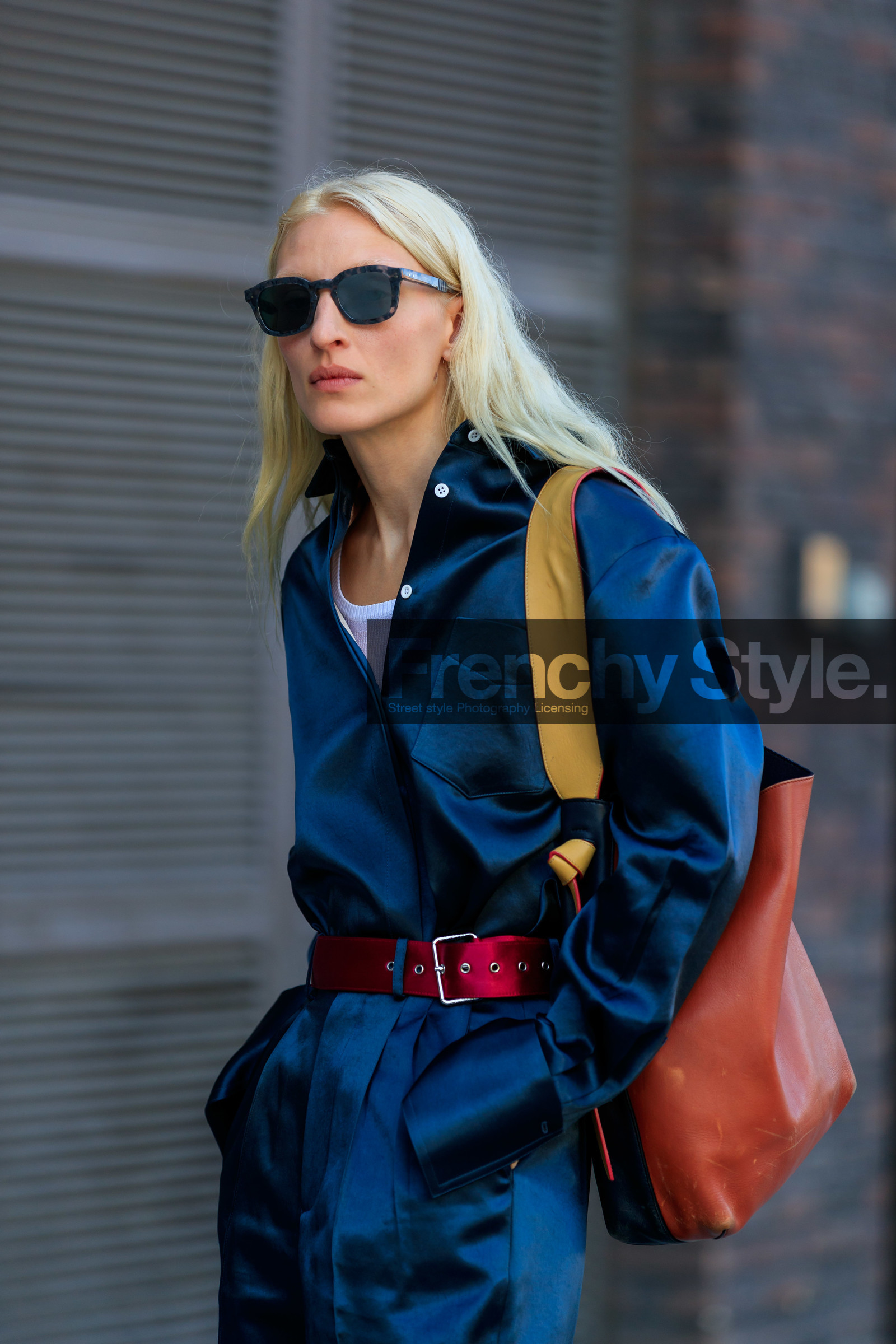 model, maggie maurer, square shape glasses, scale sunglasses, celine bag, shopping bag, shoulder bag, brown leather bag, navy blue jumpsuit, satin jumpsuit, satin shirt, satin pants, navy blue shirt, navy blue pants, red belt, satin belt, white leather boots, long sleeves shirt, oversize sleeves, tailored pants, fashion week, frenchystyle, FW, jonathan paciullo, street style, vertical, detail, atmosphere details