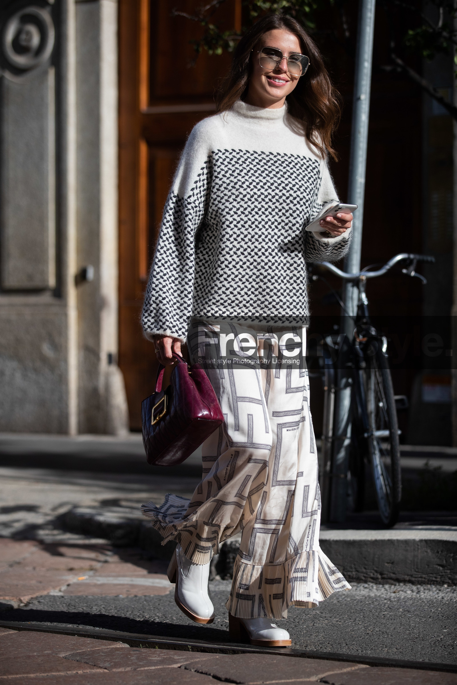 white pullover, white skirt, printed skirt, geometrical printed skirt, silk skirt, burgundy leather bag, quilted bag, hand bag, turtleneck pullover, polka dots pullover, embroidered pullover, geometrical printed pullover, square shape glasses, metalic frame sunglasses, blue sunglasses, smoked sunglasses, white leather boots, long skirt, pleated skirt, maison scotch skirt, white total look, black and white total look, silk pants, printed pants, geometrical printed pants, pleated pants, white pants, sarah lou falk, street style, jonathan paciullo, FW, frenchystyle, fashion week, MFW, MILAN, SPRING SUMMER 2021, SS 21, vertical, full length