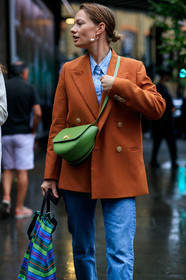 orange jacket, striped shirt, light blue shirt, blue jeans, denim, green leather bag, crossbody bag, shopping bag, checked bag, pearl earrings, fashion week, frenchystyle, FW, jonathan paciullo, street style, vertical, detail, atmosphere details