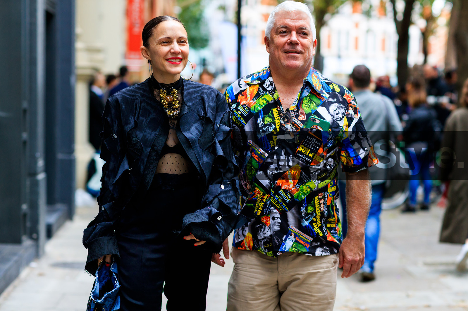 beige pants, black jacket, black pants, leather bag, multicolor shirt, necklace, printed shirt, satin stitch, see through, tone on tone, total look black, trousers, fashion week, frenchystyle, FW, jonathan paciullo, street style, LFW, LONDON, SPRING SUMMER 2019, SS 19, atmosphere details, horizontal, detail