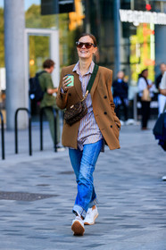jo ellison, louis vuitton bag, crossbody bag, brown leather bag, logo shoulder strap, striped shirt, beige jacket, denim, jeans, reebok sneakers, animal skin shoes, black headband, brown scale sunglasses, cartier watch, chain necklace, chain strap bag, golden bracelet, golden earrings, golden necklace, golden rings, hand bag, hair details, hoop earrings, low cowboy boots, mini bag, multi bracelet, multi necklace, multi rings, fashion week, frenchystyle, FW, jonathan paciullo, street style, vertical, full length