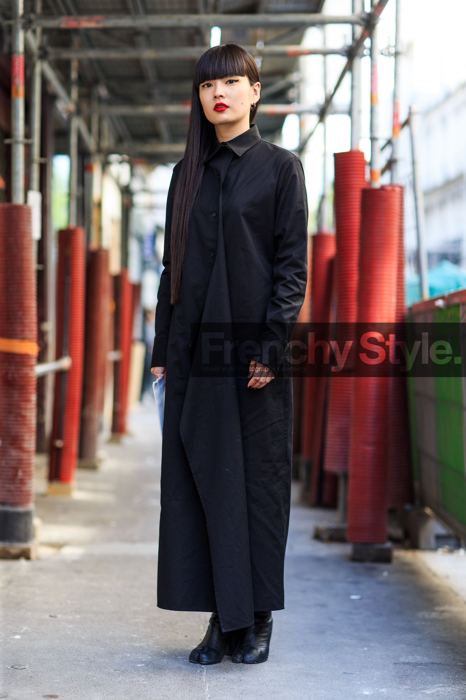 black boots, black dress, fashion week, frenchystyle, full length, FW, high heels, jonathan paciullo, kozue akimoto, leather boots, long hair, maison martin margiela, MENSWEAR, PARIS, PFW, red lips, shirt dress, SPRING SUMMER 2017, SS 17, street style, tabi shoes, vertical