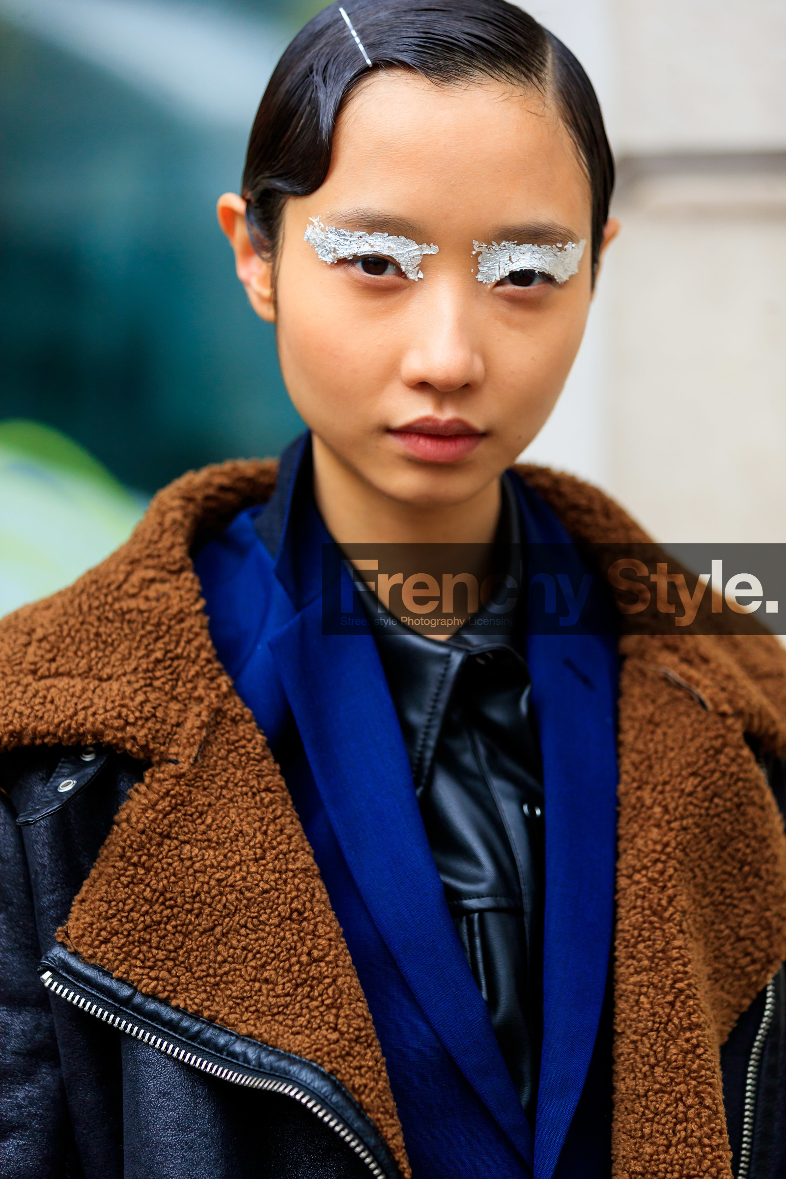 model, hair details, hair clip, make up, make up details, silvered make up, silvered eyeliner, silvered eyeshadow, fur perfecto, brown perfecto, black leather perfecto, black leather shirt, navy blue jacket, fashion week, frenchystyle, FW, jonathan paciullo, street style, LFW, LONDON, AUTUMN WINTER 2020-2021, FALL WINTER 2020-2021, FW 20-21, vertical, atmosphere details, detail