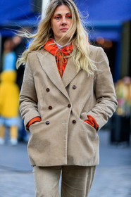 natalie hartley, beige jacket, beige pants, beige suits, velvet jacket, velvet pants, velvet suits, corduroy jacket, corduroy pants, corduroy suits, red eyeshadow, red hoodie, fashion week, frenchystyle, FW, jonathan paciullo, street style, LFW, LONDON, AUTUMN WINTER 2020-2021, FALL WINTER 2020-2021, FW 20-21, vertical, atmosphere details, detail