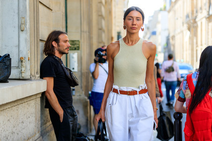 beige top, denim pants, earrings, jeans, leather belt, orange belt, trousers, white denim, wide pants, fashion week, frenchystyle, FW, jonathan paciullo, street style, PFW, PARIS, horizontal, atmosphere details, detail, AUTUMN WINTER 2018-2019, FALL WINTER 2018-2019, FW 18-19, julie pelipas