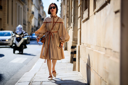 beige dress, beige shoes, camel bag, graphic dress, leather bag, leather shoes, loewe, pleated dress, printed dress, sunglasses, fashion week, frenchystyle, FW, jonathan paciullo, street style, PFW, PARIS, horizontal, atmosphere details, full length, AUTUMN WINTER 2018-2019, FALL WINTER 2018-2019, FW 18-19