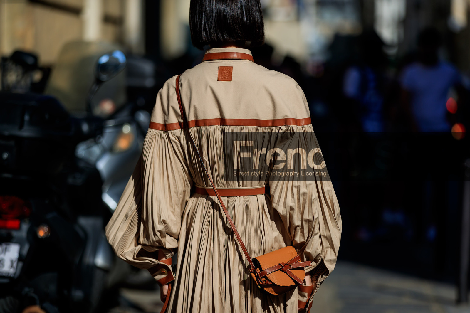 beige dress, camel bag, graphic dress, leather bag, loewe, pleated dress, printed dress, fashion week, frenchystyle, FW, jonathan paciullo, street style, PFW, PARIS, horizontal, atmosphere details, detail, AUTUMN WINTER 2018-2019, FALL WINTER 2018-2019, FW 18-19