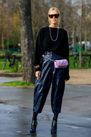 linda tol, tol sunglasses, big sunglasses, square shape glasses, pearl strap sunglasses, black pullover, belt bag, lilac bag, lilac belt, quilted bag, quilted belt, navy blue pants, navy blue vinyl pants, vinyl pants, carrot pants, cropped pants, navy blue polish boots, black polish boots, low boots, chanel boots, chanel bag, chanel belt, fashion week, frenchystyle, FW, jonathan paciullo, street style, PFW, PARIS, vertical, full length