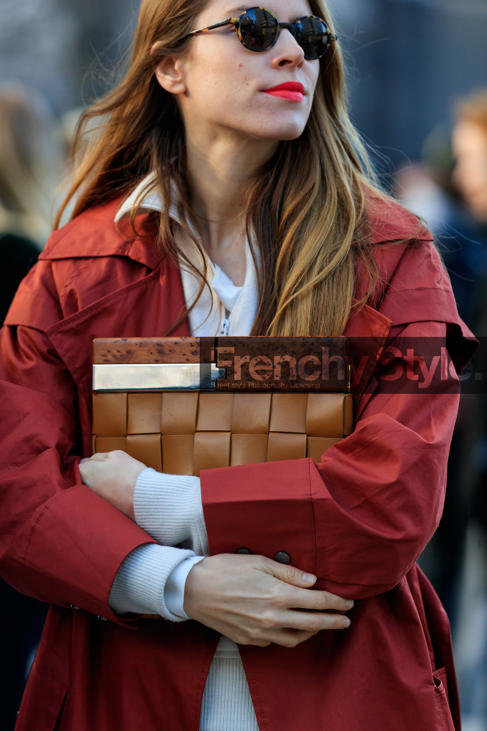 monica ainley, red trench coat, camel leather clutch, plaited clutch, round shape sunglasses, scale sunglasses, white pullover, zipped pullover, close up detail, fashion week, frenchystyle, FW, jonathan paciullo, street style, LFW, LONDON, AUTUMN WINTER 2020-2021, FALL WINTER 2020-2021, FW 20-21, vertical, atmosphere details, detail