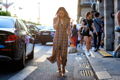 beige bag, camel shoes, checked, graphic bag, graphic dress, high heels, leather bag, leather shoes, plaid, printed bag, printed dress, yellow dress, fashion week, frenchystyle, FW, jonathan paciullo, street style, PFW, PARIS, atmosphere details, horizontal, full length, AUTUMN WINTER 2018-2019, FALL WINTER 2018-2019, FW 18-19, elizabeth von der goltz