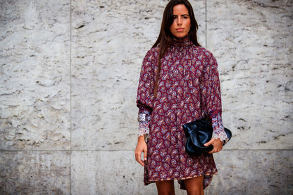 nina urgell cloquell, chloe bag, chloe dress, chloe look, cachemere printed dress, burgundy dress, high collar dress, long sleeves dress, lace dress, lace sleeves, black leather clutch, fashion week, frenchystyle, FW, jonathan paciullo, street style, PFW, PARIS, SPRING SUMMER 2021, SS 21, horizontal, atmosphere details, detail