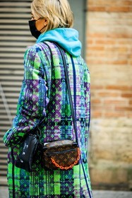 short hair, blonde hair, black mask, blue hoodie, louis vuiton coat, multicolor coat, monogram coat, louis vuitton bag, monogram bag, crossbody bag, mini bag, black crossbody pouch, fluo green coat, purple coat, fashion week, frenchystyle, FW, jonathan paciullo, street style, PFW, PARIS, menswear, FALL WINTER 2022-2023, AUTUMN WINTER 2022-2023, FW 22-23, atmosphere details, detail, vertical
