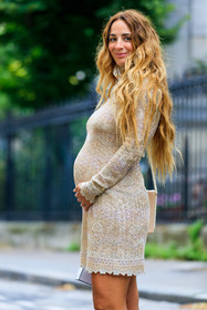 golden dress, long sleeves dress, lace dress, turtleneck dress, mini dress, baby bump, alexia niedzielski, fashion week, frenchystyle, FW, jonathan paciullo, street style, PFW, PARIS, AUTUMN WINTER 2021-2022, FALL WINTER 2021-2022, FW 21-22, vertical, atmosphere details, detail