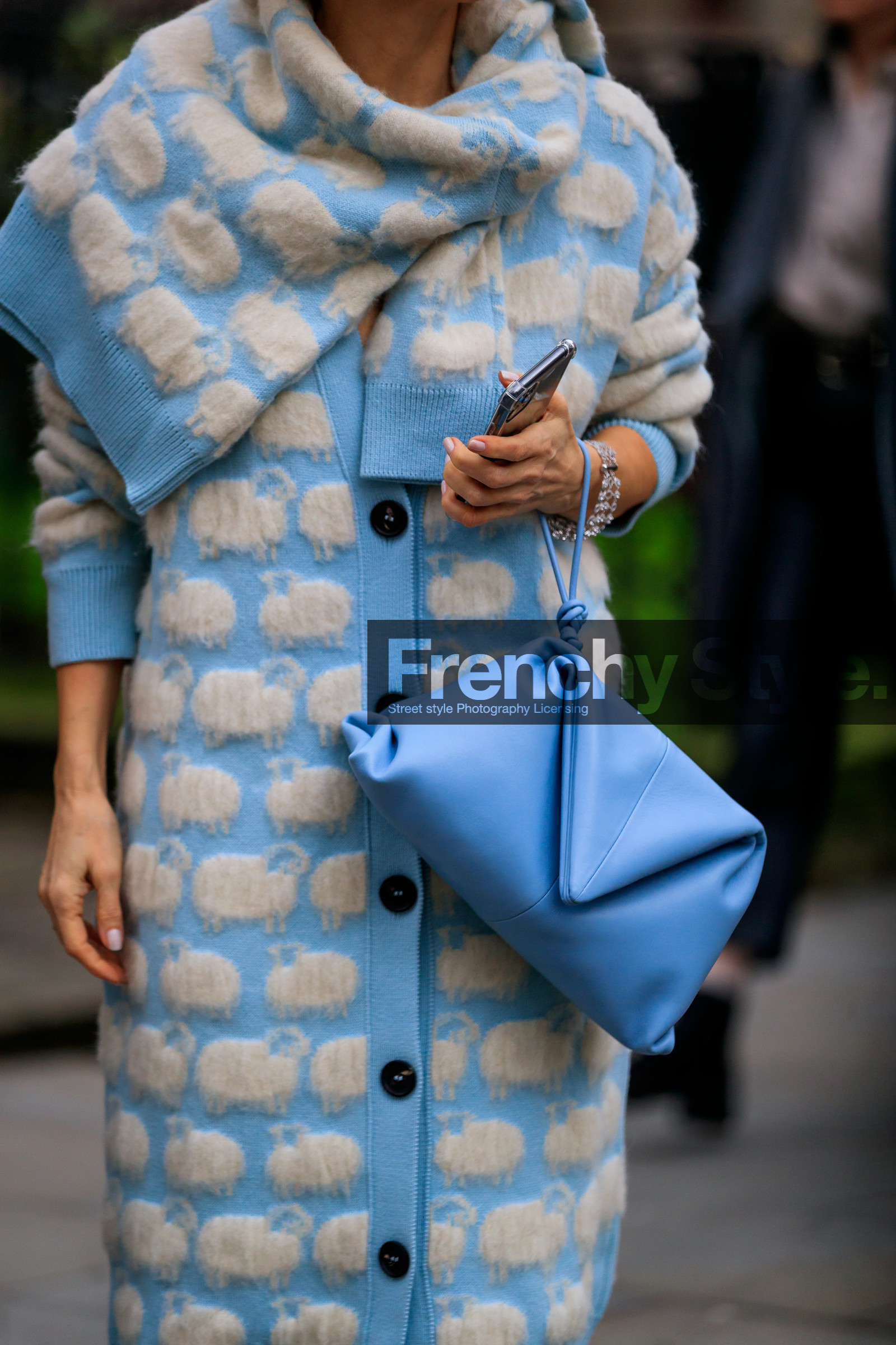 light blue pullover, light blue leather bag, light blue leather clutch, light blue cardigan, white cardigan, white pullover, animal printed cardigan, animal printed pullover, strassed bracelet, diamond bracelet, multi bracelet, iphone, close up detail, bag detail, fashion week, frenchystyle, FW, jonathan paciullo, street style, LFW, LONDON, AUTUMN WINTER 2020-2021, FALL WINTER 2020-2021, FW 20-21, vertical, atmosphere details, detail