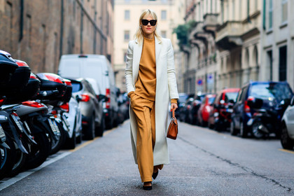 atmosphere details, AUTUMN WINTER 2017-2018, AW 17-18, beige pants, beige sweater, black shoes, brown bag, FALL WINTER 2017-2018, fashion week, frenchystyle, full length, FW, FW 17-18, high heels, horizontal, jonathan paciullo, leather bag, leather shoes, linda tol, MFW, MILAN, printed pants, street style, sunglasses, trousers, white coat