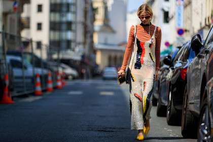 black bag, earrings, glitter, graphic dress, leather bag, leather shoes, orange top, printed dress, sequined dress, shiny dress, sunglasses, yellow shoes, fashion week, frenchystyle, FW, jonathan paciullo, street style, PFW, PARIS, atmosphere details, horizontal, full length, AUTUMN WINTER 2018-2019, FALL WINTER 2018-2019, FW 18-19, caro daur