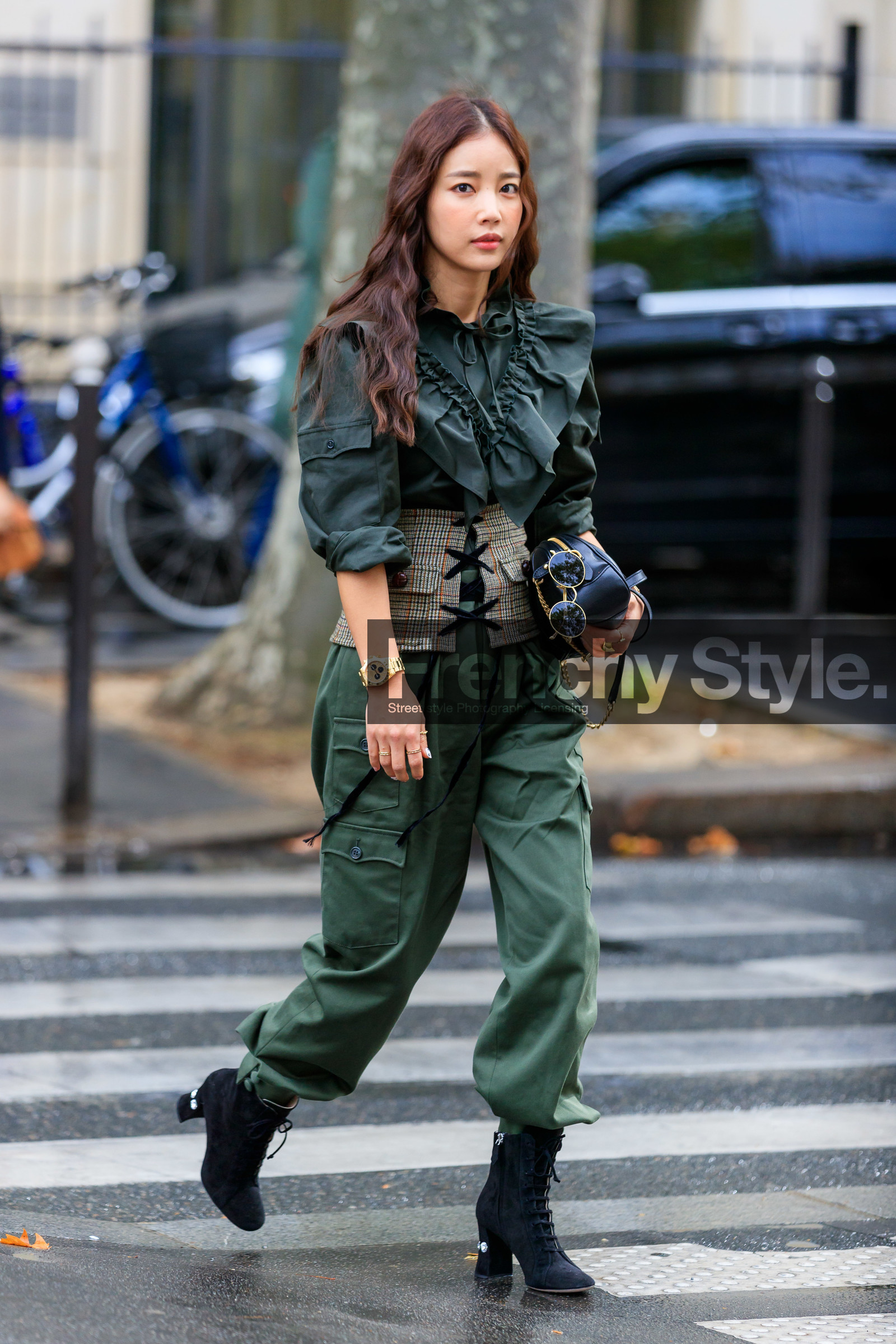kaki shirt, kaki pants, military look, ruffle shirt, carrot pants, miu miu shirt, miu miu look, miu miu belt, miu miu pants, miu miu shoes, checked belt, beige belt, laced belt, corset belt, multi pocket pants, round shape sunglasses, metalic frame sunglasses, golden watch, rolex watch, black suede boots, high heels boots, low boots, laced boots, strassed heels, PARIS, PFW, SPRING SUMMER 2020, SS 20, fashion week, frenchystyle, FW, jonathan paciullo, street style, vertical, full length
