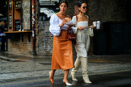 bettina looney, anna rosa vitiello, black earrings, carrot pants, chain strap bag, dangling earrings, high boots, high waist pants, loose pants, metalic frame sunglasses, plastic earrings, red leather bag, shoulder bag, tight top, white leather boots, white pants, white top, white total look, quilted bag, half soulder top, balloon sleeves, long sleeves top, camel skirt, leather skirt, mid long skirt, sharp end shoes, different shoes, white slippers, camel slippers, animal skin bag, hand bag, brown leather bag, ankle bracelet, fashion week, frenchystyle, FW, jonathan paciullo, street style, atmosphere details, horizontal, full length