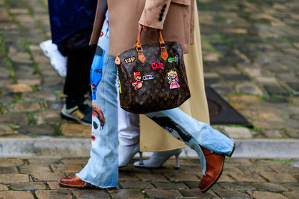 embroidered bag, week end bag, monogrammed bag, brown leather bag, camel leather bag, hand bag, light blue jeans, painted jeans, louis vuitton bag, bag detail, close up detail, fashion week, frenchystyle, FW, jonathan paciullo, street style, PFW, PARIS, horizontal, atmosphere details, detail