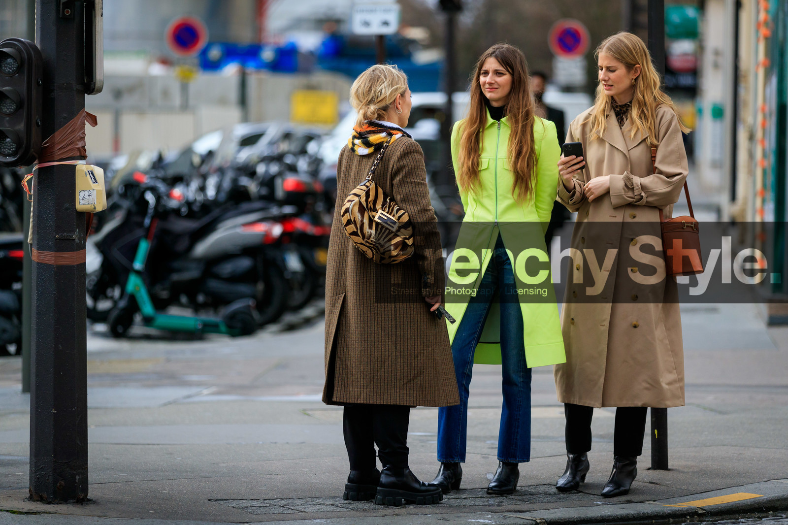 neon green jacket, long jacket, zipped jacket, denim, blue jeans, back details, fendi bag, fur bag, zebra printed bag, striped bag, animal printed bag, camel coat, beige coat, checked coat, beige trench coat, camel leather bag, bucket bag, shoulder bag, gucci bag, fashion week, frenchystyle, FW, jonathan paciullo, street style, PFW, PARIS, horizontal, atmosphere details, full length