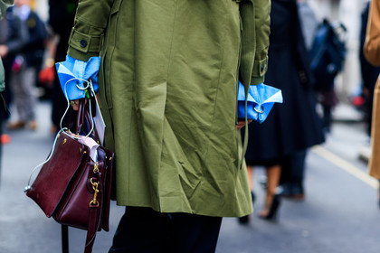atmosphere details, AUTUMN WINTER 2017-2018, AW 17-18, back detail, blue shirt, bordeaux, burgundy, detail, FALL WINTER 2017-2018, fashion week, frenchystyle, FW, FW 17-18, green jacket, horizontal, jonathan paciullo, leather bag, LFW, LONDON, mulberry, navy pants, red bag, street style, trousers