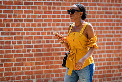 blue denim, denim pants, iphone, jeans, sunglasses, trousers, yellow top, fashion week, frenchystyle, FW, jonathan paciullo, street style, NYFW, NEW YORK, SPRING SUMMER 2019, SS 19, atmosphere details, horizontal, detail