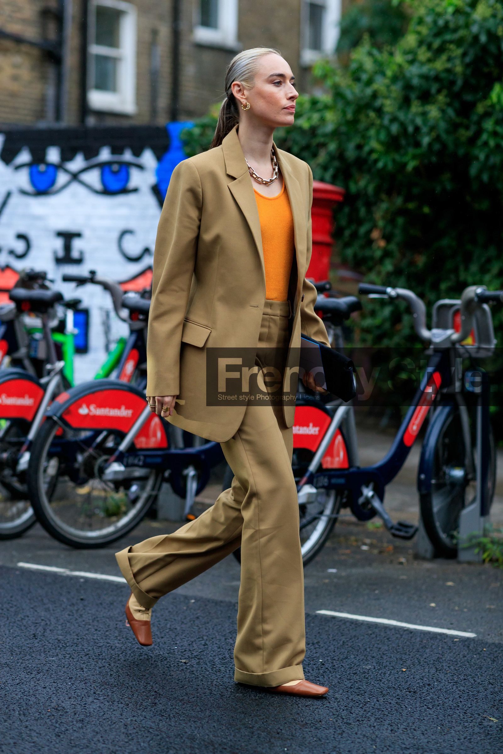 flora macdonald johnston, beige total look, beige suits, orange top, big chain necklace, golden necklace, golden earrings, diamond earrings, hoop earrings, loose pants, fashion week, frenchystyle, FW, jonathan paciullo, street style, vertical, full length