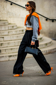 orange jumper, black sunglasses, cropped top, grey top, black belt, baggy pants, highwaist pants, black handbag, pencil bag, orange sandals, chloe loulou de saison, fashion week, frenchystyle, FW, jonathan paciullo, street style, AUTUMN WINTER 2022-2023, FALL WINTER 2022_2023, FW 22-23, PFW, PARIS, vertical, full length