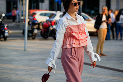 karina nigay, white shirt, light pink top, light pink pants, ruffle top, carrot pants, high waist pants, pink sunglasses, square shape glasses, burgundy leather bag, mini bag, bottega veneta bag, sleeveless top, layered top, fashion week, frenchystyle, FW, jonathan paciullo, street style, MFW, MILAN, SPRING SUMMER 2020, SS 20