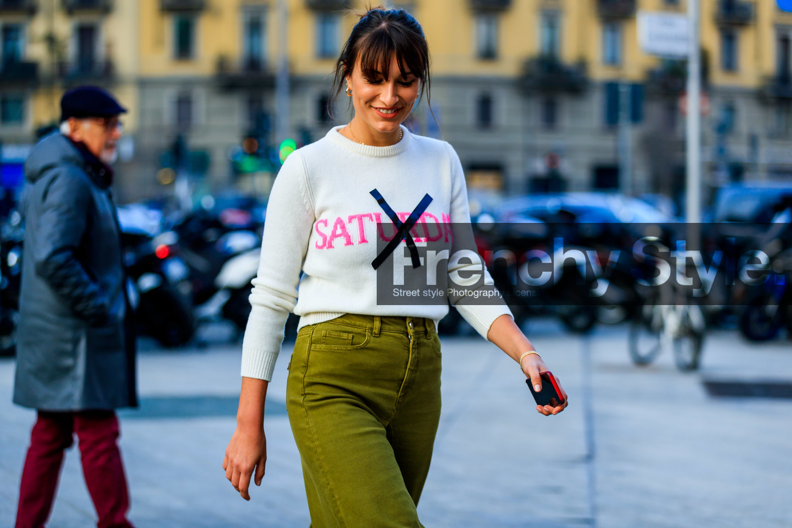 green pants, message, printed sweater, trousers, white sweater, fashion week, frenchystyle, FW, jonathan paciullo, street style, MFW, MILAN, AUTUMN WINTER 2019-2020, AW 19-20, FALL WINTER 2019-2020, FW 19-20, atmosphere details, detail, horizontal