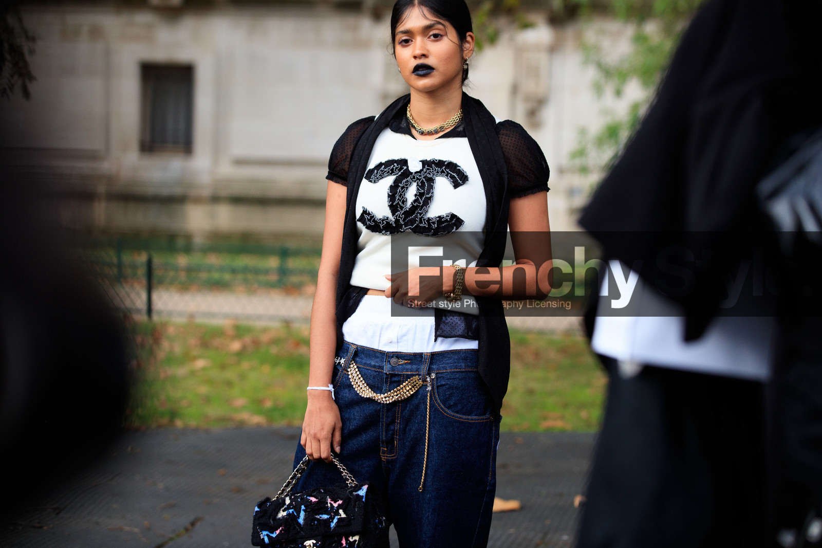 jenn abey, black lipstick, black t-shirt, black top, black scarf, black bag, tweed bag, embroidered bag, stars embroidered bag, lace bag, hand bag, ruffle top, ruffle t-shirt, navy blue jeans, denim, baggy pants, loose pants, loose jeans, metalic belt, chain belt, big chain necklace, strassed necklace, monogrammed scarf, logo printed t-shirt, chanel bag, chanel scarf, chanel top, chanel t-shirt, chanel belt, strassed belt, golden necklace, golden bracelet, PARIS, PFW, fashion week, frenchystyle, FW, jonathan paciullo, street style, SPRING SUMMER 2021, SS 21, horizontal, atmosphere details, detail