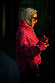 close up, grey hoodie, pink jumper, knitted jumper, tortoise sunglasses, knitwear, street style, jonathan paciullo, FW, frenchystyle, fashion week, NYFW, NEW YORK, AUTUMN WINTER 2022-2023, FALL WINTER 2022_2023, FW 22-23, vertical, atmosphere details
