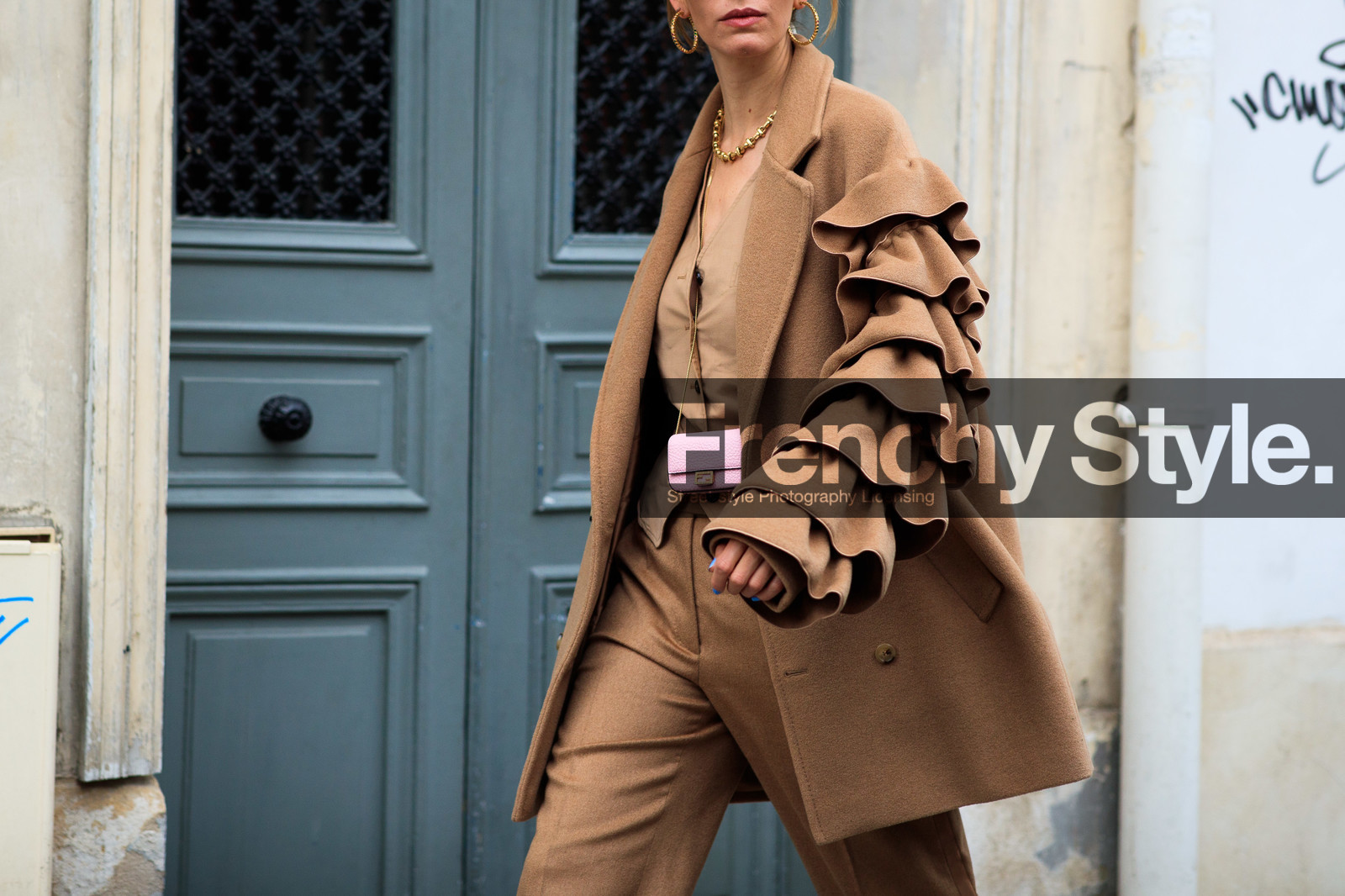 camel coat, camel jacket, camel pants, camel total look, ruffle coat, light pink leather bag, fendi bag, mini bag, crossbody bag, golden chain strap bag, round shape sunglasses, red sunglasses, hoop earrings, golden earrings, fashion week, frenchystyle, FW, jonathan paciullo, street style, PFW, PARIS, SPRING SUMMER 2021, SS 21, horizontal, atmosphere details, detail