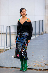 green leather boots, green polish boots, polish boots, laced boots, high boots, high heels boots, black tights, black vinyl skirt, black cardigan, mohair cardigan, half shoulder cardigan, mid long skirt, split skirt, floral printed skirt, multicolor skirt, pink skirt, blue skirt, ruffle skirt, elie saab look, elie saab shoes, elie saab skirt, glitter make up, fashion week, frenchystyle, FW, jonathan paciullo, street style, PFW, PARIS, vertical, full length