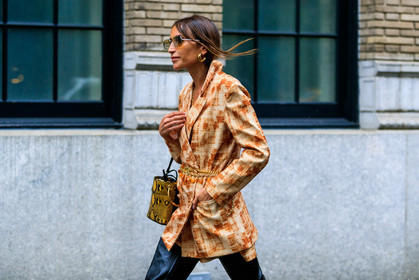 animal print, beige jacket, black boots, black shoes, blazer, brown jacket, camel jacket, chloe loulou de saison, chloé, graphic bag, graphic jacket, high boots, leather bag, metallic belt, printed bag, printed jacket, snake print, sunglasses, yellow bag, street style, jonathan paciullo, FW, frenchystyle, fashion week, NYFW, NEW YORK, SPRING SUMMER 2019, SS 19, atmosphere details, horizontal, detail