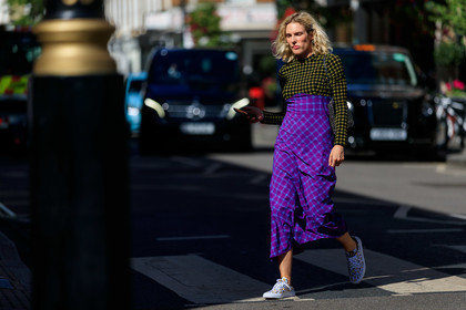 mix and match look, checked total look, colored check look, long skirt, hair clip, hair details, paco rabanne bag, silvered bag, metalic bag, vans shoes, printed shoes, plaid dress, checked dress, fashion week, frenchystyle, FW, jonathan paciullo, street style, atmosphere details, horizontal, full length