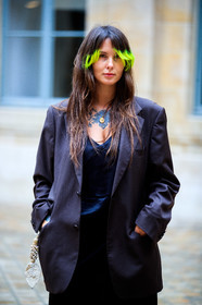 neon yellow hair, hair details, tie and dye hair, black jacket, oversize jacket, navy blue blouse, navy blue top, satin top, fashion week, frenchystyle, FW, jonathan paciullo, street style, PFW, PARIS, SPRING SUMMER 2021, SS 21, vertical, atmosphere details, detail