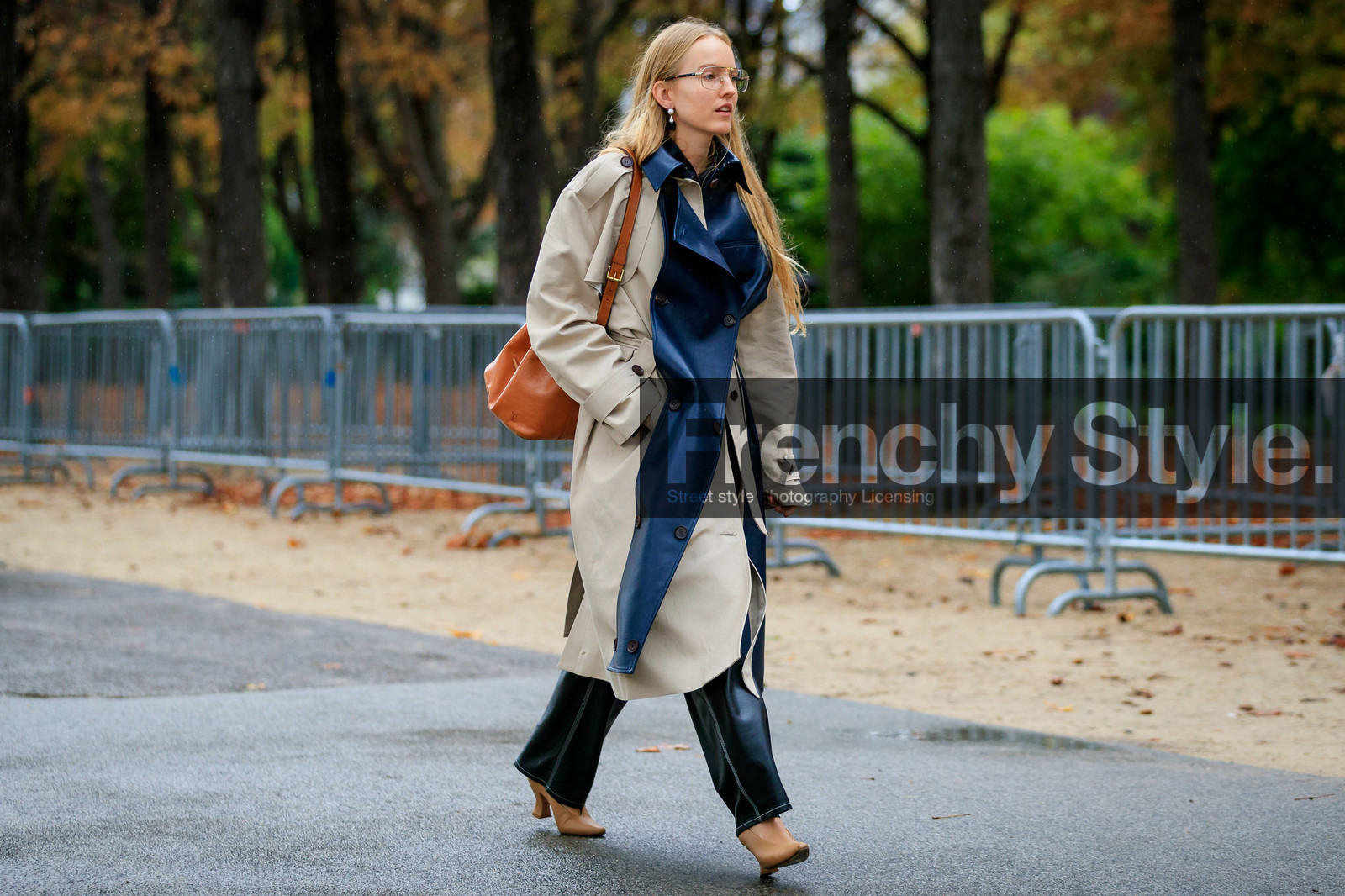 alexandra carl, aviator glasses, metalic frame sunglasses, dangling earrings, pearl earrings, black leather pants, black leather trench coat, beige trench coat, belted trench coat, camel leather bag, louis vuitton bag, bucket bag, beige leather shoes, PARIS, PFW, SPRING SUMMER 2020, SS 20, fashion week, frenchystyle, FW, jonathan paciullo, street style, horizontal, atmosphere details, full length