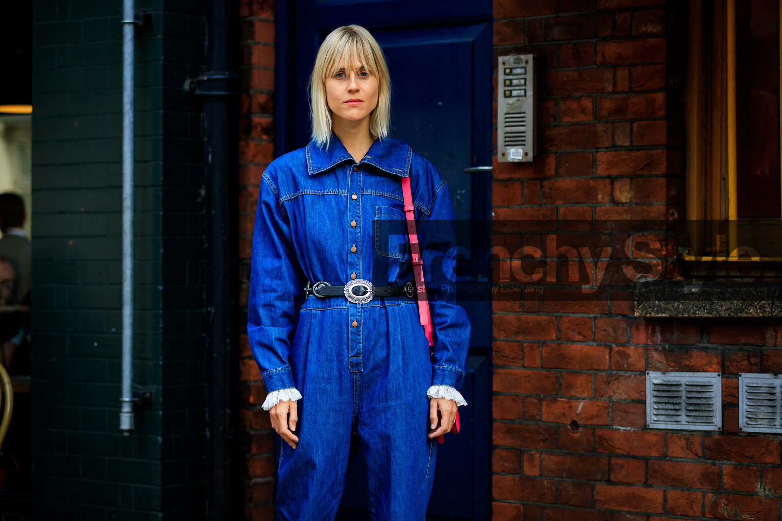 black belt, blue denim, denim jumpsuit, denim pants, jeans, jw anderson, leather bag, leather belt, linda tol, pink bag, trousers, fashion week, frenchystyle, FW, jonathan paciullo, street style, LFW, LONDON, SPRING SUMMER 2019, SS 19, atmosphere details, horizontal, detail