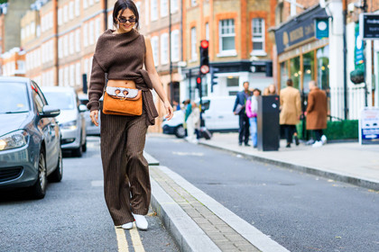 atmosphere details, brown bag, brown pants, brown sweater, doina ciobanu, fashion week, frenchystyle, full length, FW, horizontal, jonathan paciullo, jw anderson, leather bag, leather shoes, LFW, LONDON, SPRING SUMMER 2018, SS 18, street style, trousers, white shoes
