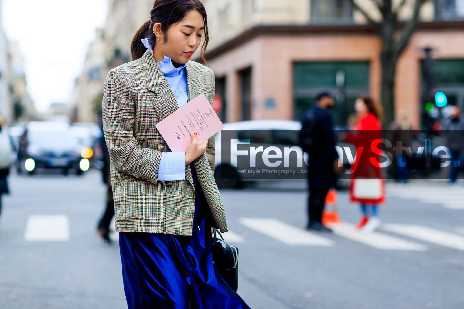 atmosphere details, AUTUMN WINTER 2017-2018, AW 17-18, blazer, blue shirt, blue skirt, checked jacket, detail, FALL WINTER 2017-2018, fashion week, frenchystyle, FW, FW 17-18, graphic jacket, horizontal, jonathan paciullo, leather bag, PARIS, PFW, plaid, printed jacket, street style, tartan