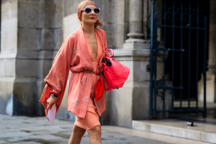 brown belt, headscarf, kimono, kimono vest, leather bag, orange dress, pink bag, pink jacket, sunglasses, PFW, fashion week, frenchystyle, FW, jonathan paciullo, street style, PARIS, horizontal, atmosphere details, detail, AUTUMN WINTER 2018-2019, FALL WINTER 2018-2019, FW 18-19, catherine baba