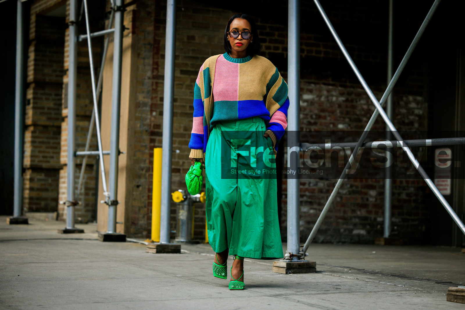 green bottega veneta sandals, green overized baggy pants, multicolor knitted sweater, sunglasses, fashion week, frenchystyle, FW, jonathan paciullo, street style, NYFW, NEW YORK, AUTUMN WINTER 2022-2023, FALL WINTER 2022_2023, FW 22-23, atmosphere details, horizontal, full length
