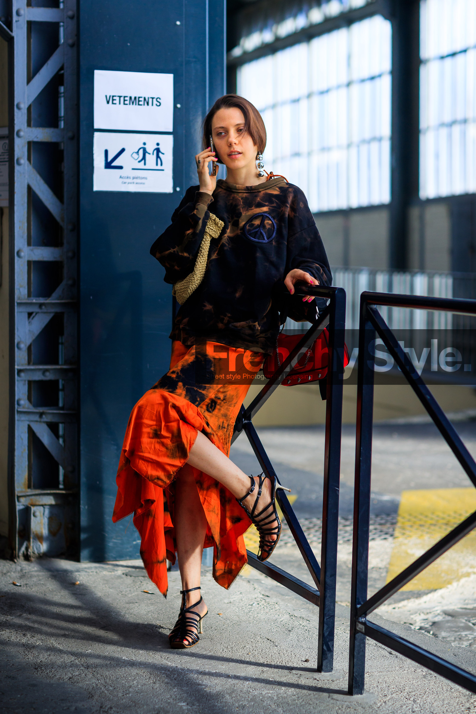 black sandals, black sweater, fashion week, frenchystyle, full length, FW, georgia pendlebury, high heels, jonathan paciullo, leather bag, leather shoes, MENSWEAR, orange skirt, PARIS, PFW, printed skirt, printed sweater, red bag, SPRING SUMMER 2018, SS 18, straw hat, street style, tie & die, vertical