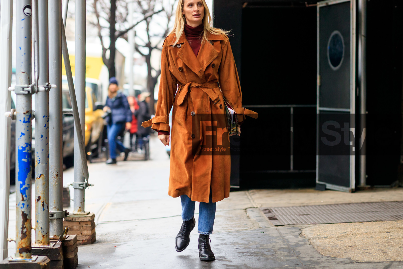 Lauren Santo Domingo, camel trenchcoat, suede trenchcoat, burgundy top, burgundy pullover, turtleneck top, turtleneck pullover, belted trench coat, animal skin clutch, green clutch, denim, blue jeans, black leather boots, flat boots, laced boots, fashion week, frenchystyle, FW, jonathan paciullo, street style, NYFW, NEW YORK, AUTUMN WINTER 2020-2021, FALL WINTER 2020-2021, FW 20-21, horizontal, atmosphere details, detail