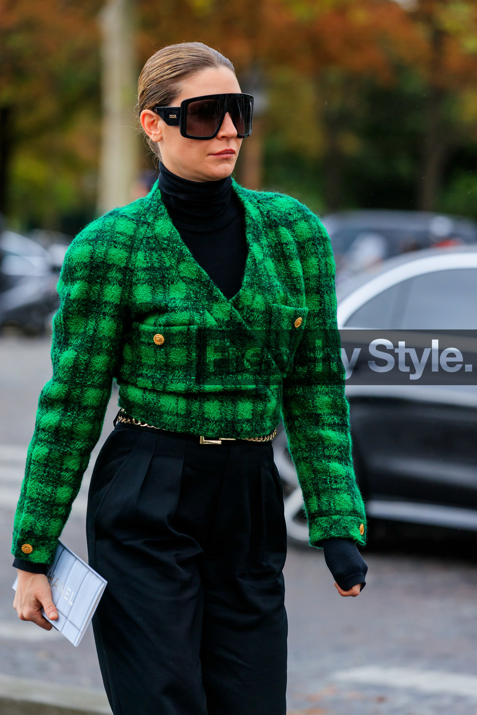 green jacket, tweed jacket, checked jacket, carrot pants, black pants, black sunglasses, black pullover, turtleneck pullover, big sunglasses, futurist shape sunglasses, dior sunglasses, wrap jacket, PARIS, PFW, SPRING SUMMER 2020, SS 20, fashion week, frenchystyle, FW, jonathan paciullo, street style, vertical, atmosphere details, detail