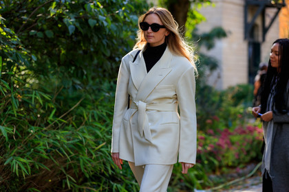 white jacket, white pants, white suits, belted jacket, black pullover, turtleneck pullover, black sunglasses, butterfly sunglasses, PARIS, PFW, SPRING SUMMER 2020, SS 20, fashion week, frenchystyle, FW, jonathan paciullo, street style, horizontal, atmosphere details, detail